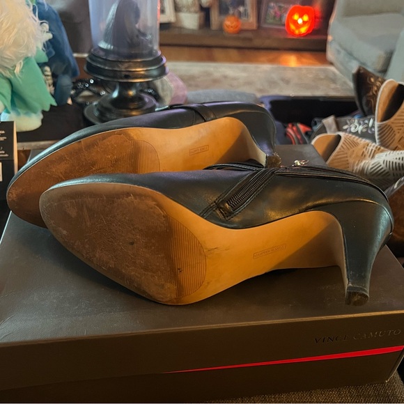 Vince Camuto Black ankle booties. - Picture 5 of 5